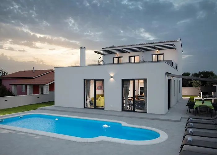 ヴィラ Perle プーラ